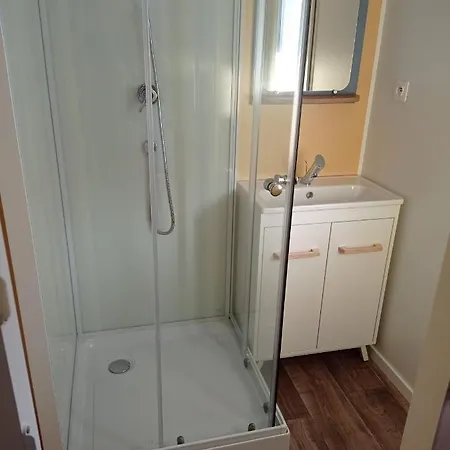 Camping Du Lac مكان تخييم