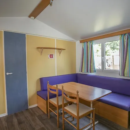 Camping Du Lac مكان تخييم 4*