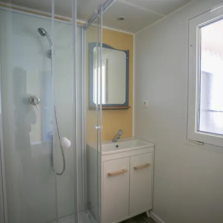 Camping Du Lac مكان تخييم 4*