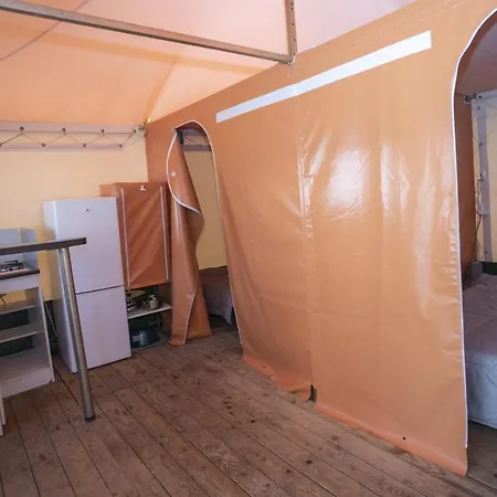 Camping Du Lac مكان تخييم 4*