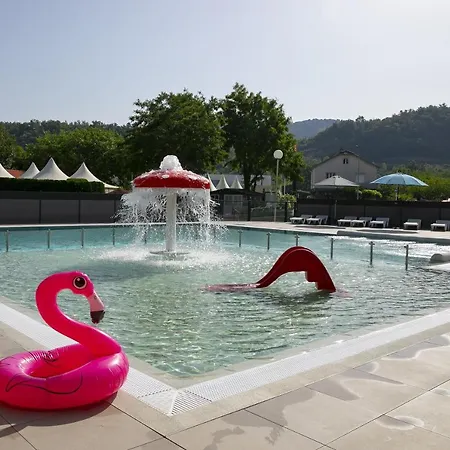 مكان تخييم Camping Du Lac 4*